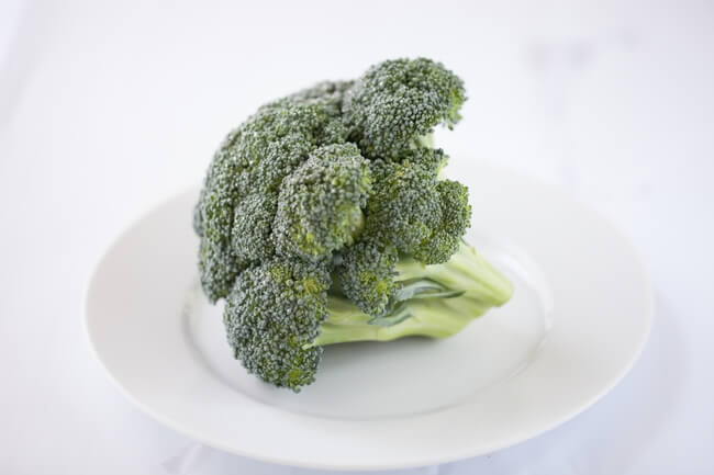 czy można jeść surowe brokuły