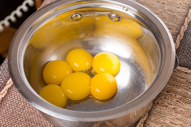witamina a źródła żółtka jaj