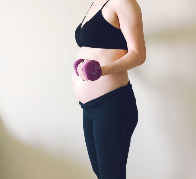 kobieta wykonująca ćwiczenia w ciąży