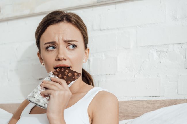 kobieta zajadająca stres czekoladą