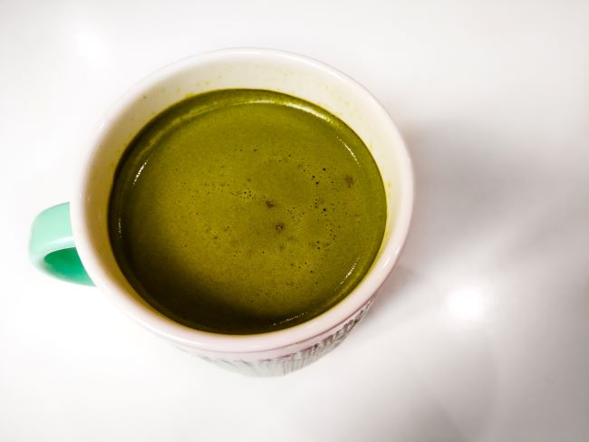 Kubek zielonej herbaty matcha