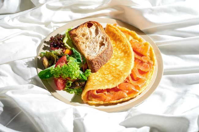 omlet z chlebem i łososiem wędzonym 