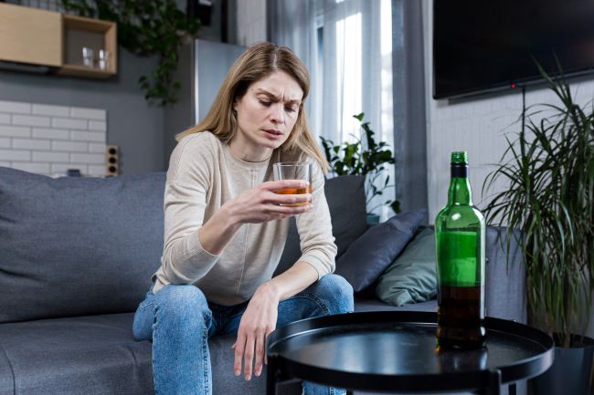kobieta pijąca mocny alkohol samotnie