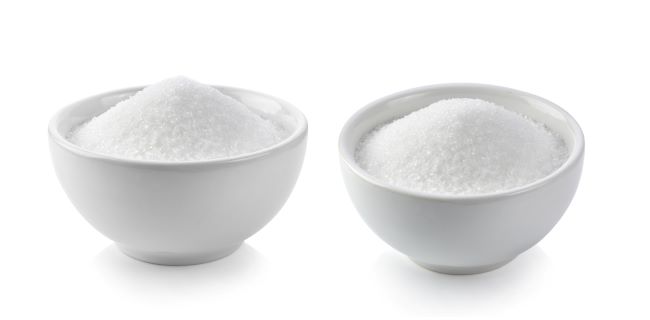 ksylitol i cukier w miskach - porównanie wyglądu