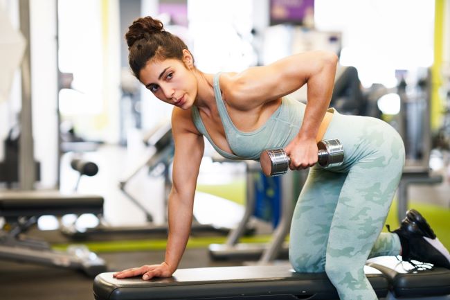 kobieta trenująca na duzy biceps